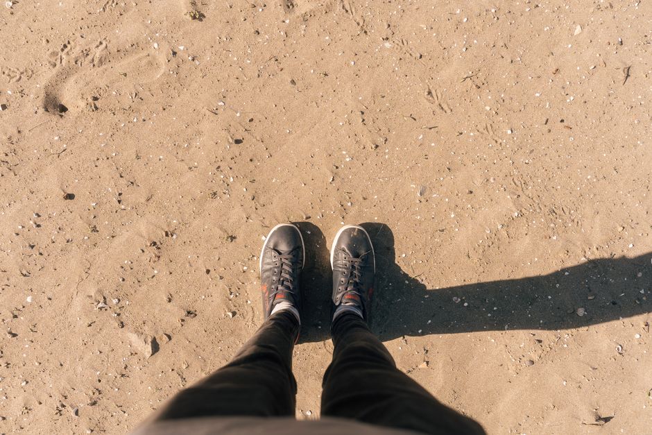 Wide-Fit Winter Sneakers: Mistakes to Avoid With Coats